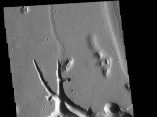 This image from NASA's Mars Odyssey shows the eastern end of Hephaestus Fossae, which is a channel system in Utopia Planitia near Elysium Mons.
