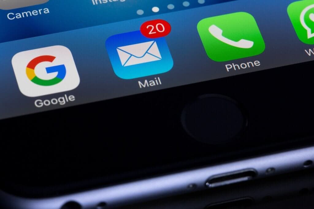 Screenshot of an iPhone showing mailbox with unread emails.