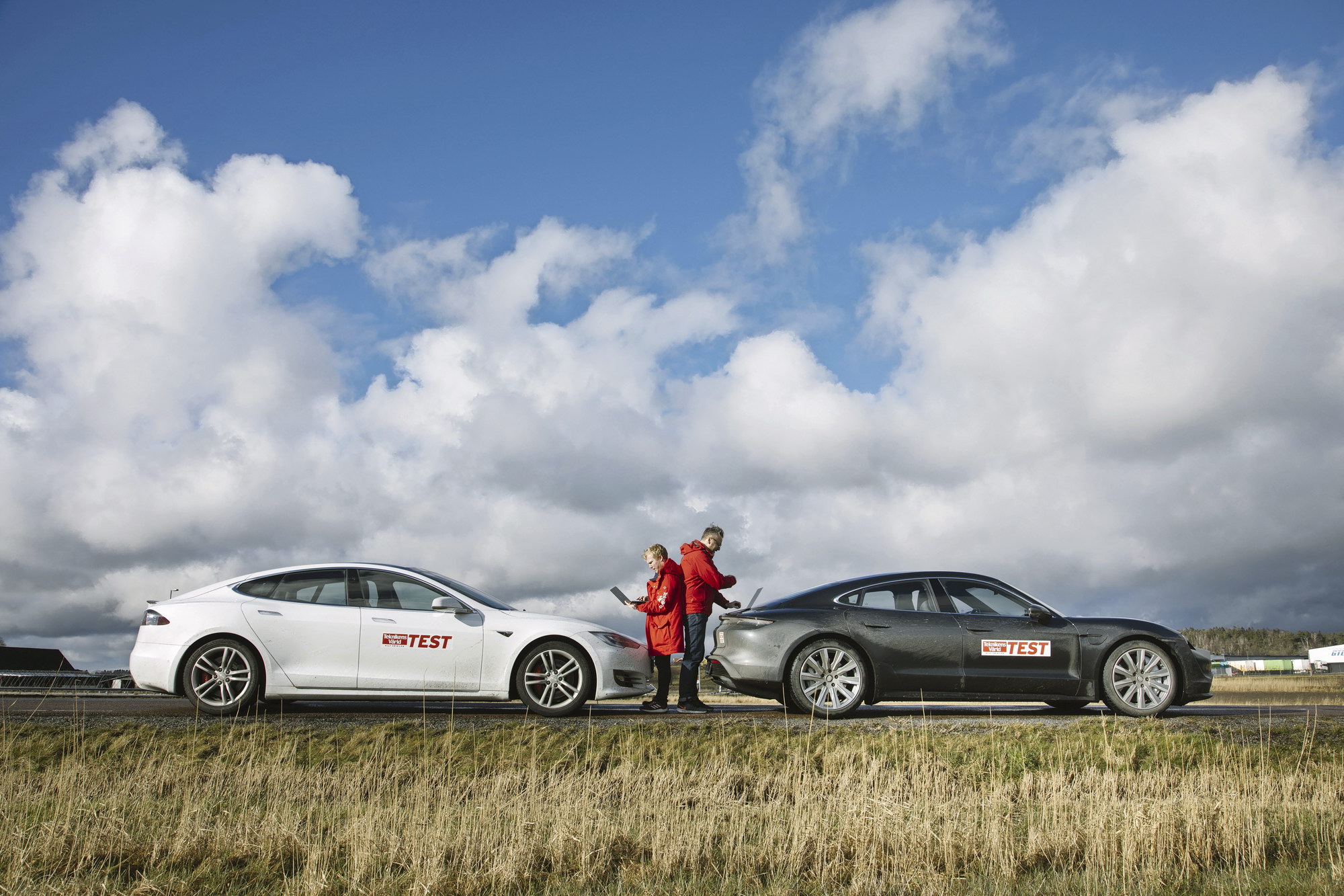 Porsche Taycan Turbo och Tesla Model S Performance 2020