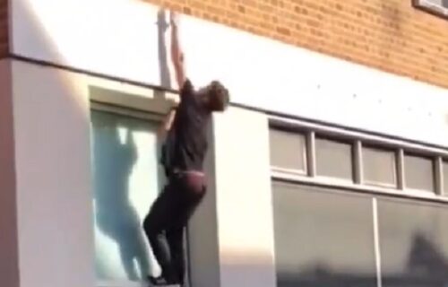 Njemu ne trebaju liftovi i stepenice: Mladi Spajdermen ovako se penje na krov kuće (VIDEO)