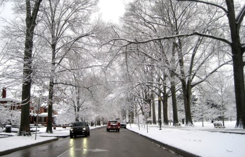 Vozači, danas POSEBAN OPREZ: Kolovozi prekriveni snegom i ledom, evo kad se očekuju gužve