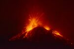 Eruzione Etna, INGV: “Magma primitivo, non succedeva da 20 anni. Fontane di lava più potenti”