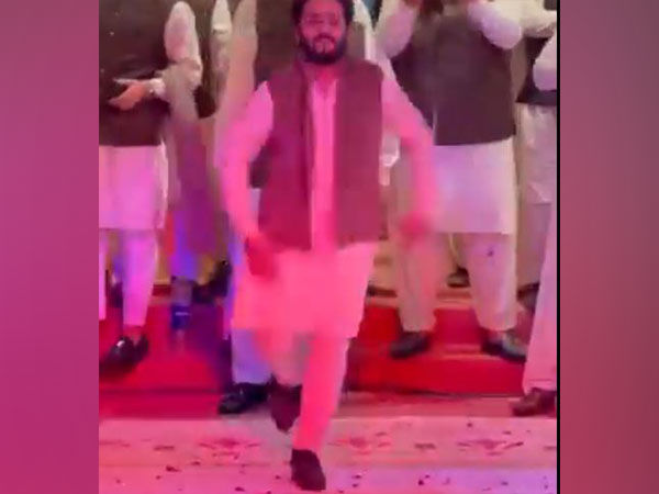 Pakistan's MNA Aamir Liaquat Husain dancing on Indian song 