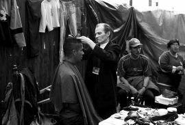 Colombia, Bogota, 2002 - 2009"Calle del Cartucho".PeluÒero.In order to avoid typhus epidemics linked to lice, a hairdresser from the social services gives a haircut to the residents of El Cartucho. Furthermore, the far right rÈgime considers that having long hair is a sign of rebellion.Colombie, Bogota, 2002 - 2009"Calle del Cartucho".PeluÒero.Pour Èviter les ÈpidÈmies de typhus liÈes aux poux, un coiffeur des services sociaux offre une coupe de cheveux aux habitants du Cartucho. Par ailleurs, le rÈgime d'extrÍme droite considËre que les cheveux longs sont un signe de rÈbellion.Stanislas Guigui / Agence VU Colombia, Bogota, 2002 - 2009"Calle del Cartucho".PeluÒero.In order to avoid typhus epidemics linked to lice, a hairdresser from the social services gives a haircut to the residents of El Cartucho. Furthermore, the far right rÈgime considers that having long hair is a sign of rebellion.Colombie, Bogota, 2002 - 2009"Calle del Cartucho".PeluÒero.Pour Èviter les ÈpidÈmies de typhus liÈes aux poux, un coiffeur des services sociaux offre une coupe de cheveux aux habitants du Cartucho. Par ailleurs, le rÈgime d'extrÍme droite considËre que les cheveux longs sont un signe de rÈbellion.Stanislas Guigui / Agence VU