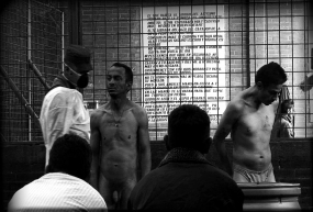 Colombia, Bogota, 2002 - 2009"Calle del Cartucho".Prisoners.The prisoners are examined and searched before they are imprisoned.Colombie, Bogota, 2002 - 2009"Calle del Cartucho".DÈtenus.Les dÈtenus sont inspectÈs et fouillÈs avant d'Ítre emprisonnÈs.Stanislas Guigui / Agence VU Colombia, Bogota, 2002 - 2009"Calle del Cartucho".Prisoners.The prisoners are examined and searched before they are imprisoned.Colombie, Bogota, 2002 - 2009"Calle del Cartucho".DÈtenus.Les dÈtenus sont inspectÈs et fouillÈs avant d'Ítre emprisonnÈs.Stanislas Guigui / Agence VU