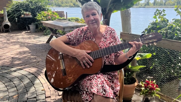 Ine de Bruin (68) uit Sliedrecht doet allerlei vrijwilligerswerk in haar omgeving.