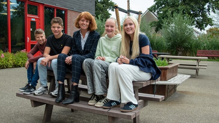 Directeur Annemieke Wouters met enkele Calvijn leerlingen