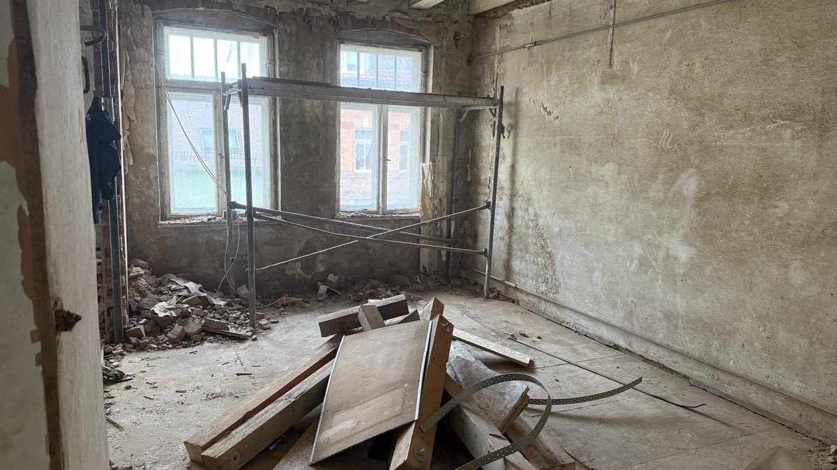 Überall werden im Haus die Räume entkernt. Gera lokal