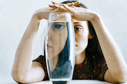 Obwohl sie nicht auffallend schlecht aussehen, empfinden sich Menschen mit Körperdysmorpher Störung als hässlich. Oft beginnt die psychische Erkrankung in der Pubertät